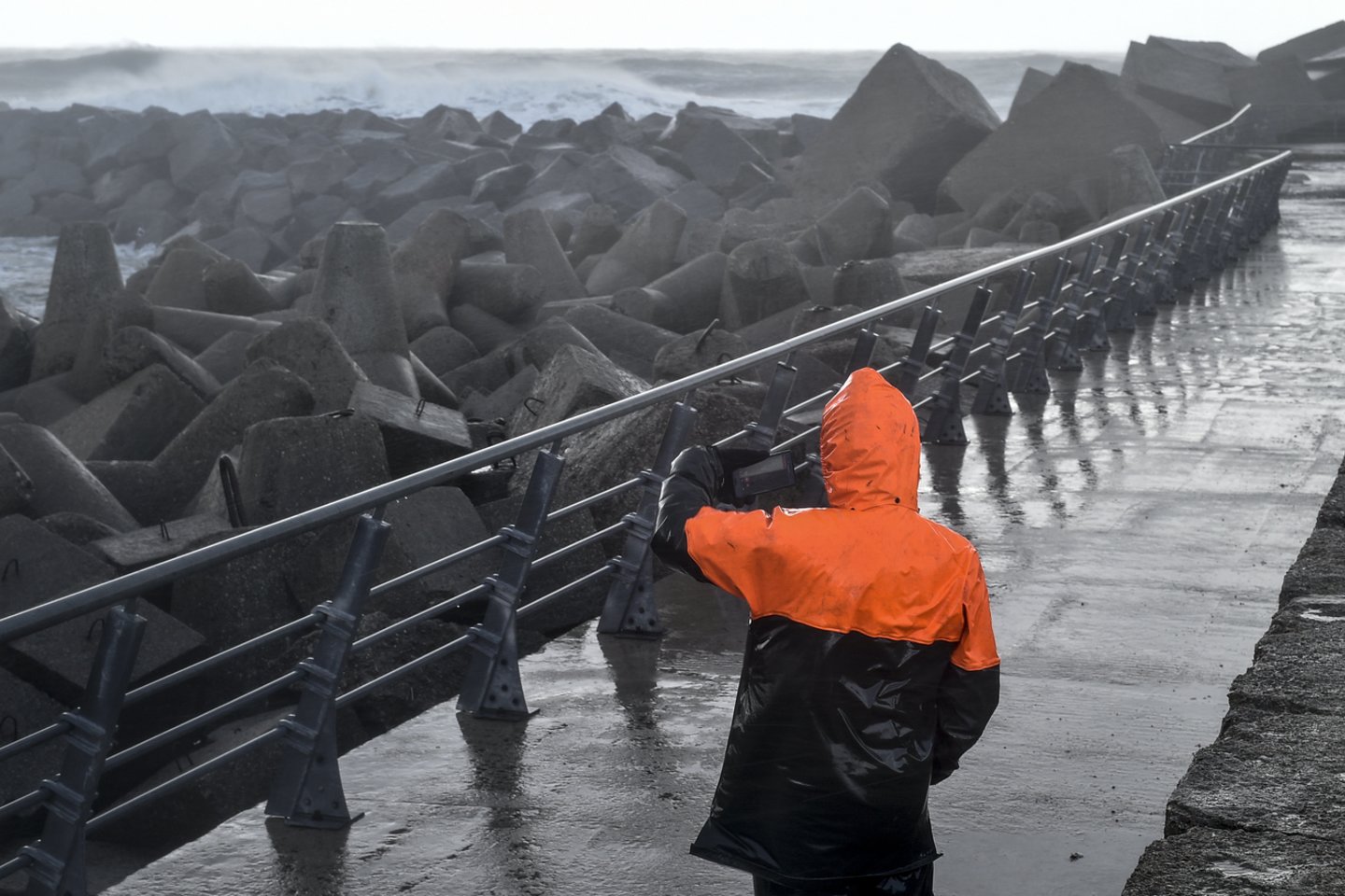 Žmonės vaikščiodami paplūdimais atkreipia dėmesį, kad kai kurias jų vietas gerokai paplovė jūros vanduo. Jie piktinasi, kad niekas į tai nekreipia dėmesio. Tačiau mokslininkai sako, kad taip tik atrodo iš pirmo žvilgsnio, kad paplūdimių krantai išlieka santykinai stabilūs.<br>V.Ščiavinsko nuotr.