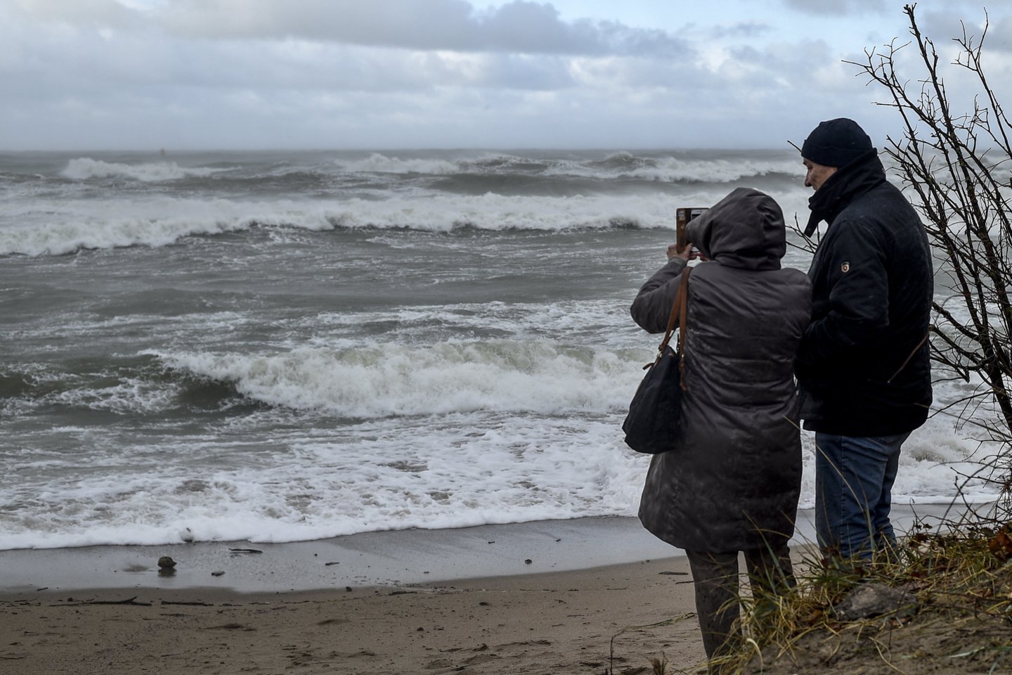 Žmonės vaikščiodami paplūdimais atkreipia dėmesį, kad kai kurias jų vietas gerokai paplovė jūros vanduo. Jie piktinasi, kad niekas į tai nekreipia dėmesio. Tačiau mokslininkai sako, kad taip tik atrodo iš pirmo žvilgsnio, kad paplūdimių krantai išlieka santykinai stabilūs.<br>V.Ščiavinsko nuotr.