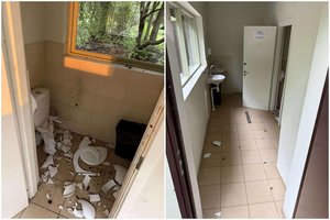 Vos prieš savaitę suremontuotą Girulių viešąjį tualetą be gailesčio nusiaubė vandalai