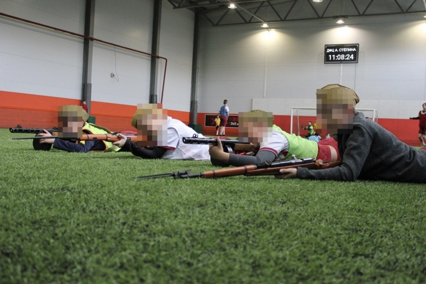 Vaikai treniruojasi šaudyti Briansko futbolo mokykloje<br> „Josimar“ nuotr.