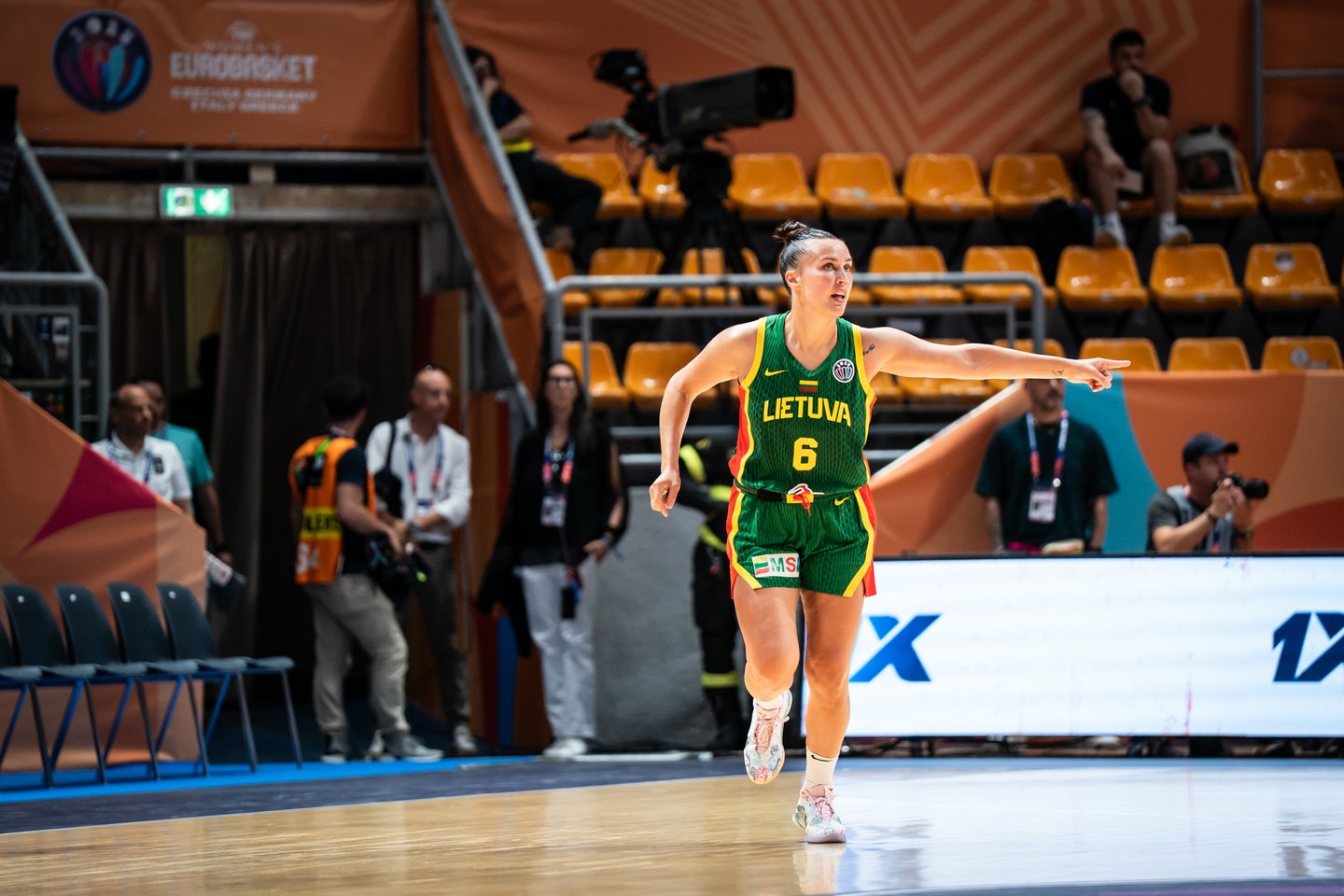Kamilė Nacickaitė ir 1xBet logotipas<br> FIBA nuotr.