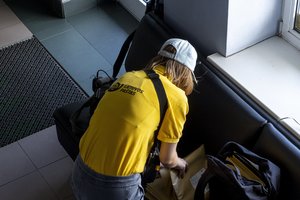 Lietuvos pašte nustatyta diskriminacija: neregė savarankiškai negalėjo deklaruoti siuntos