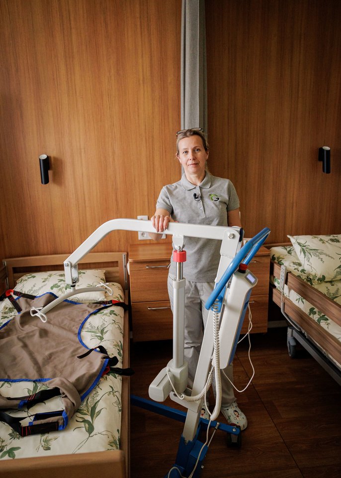 Dirbdama slaugytojos padėjėja, Liubovė gali būti šalia senjoro ir jam padėti, kartu suteikti galimybę jaustis kiek įmanoma savarankiškesniam.<br> Pranešimo žiniasklaidai nuotr.