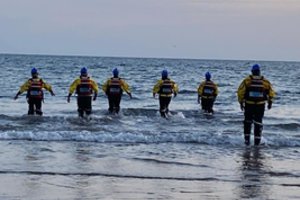 Per plauką nuo tragedijos: Anglijoje iš jūros ištraukti šeši vaikai