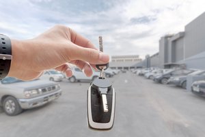 Tarptautinę automobilių nuomos įmonę supurtė klientų kaltinimai: „Jis mane stumtelėjo ir sugriebė už rankų“