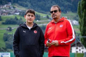 E. Atamanas patvirtino – 15-metis jo sūnus rinktinėje atlieka trenerio asistento pareigas