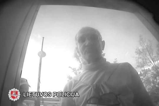 Policija ieško Vilniuje keturis kartus svetimus pinigus iš bankomato paėmusio vyro