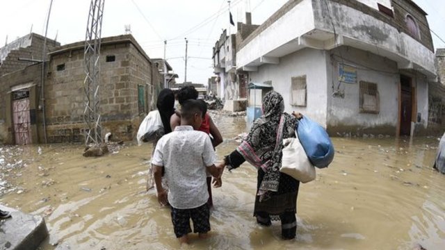 Indijoje po liūčių sukeltos nuošliaužos – sudėtinga situacija: išsiliejo upės, nutrūko ryšys