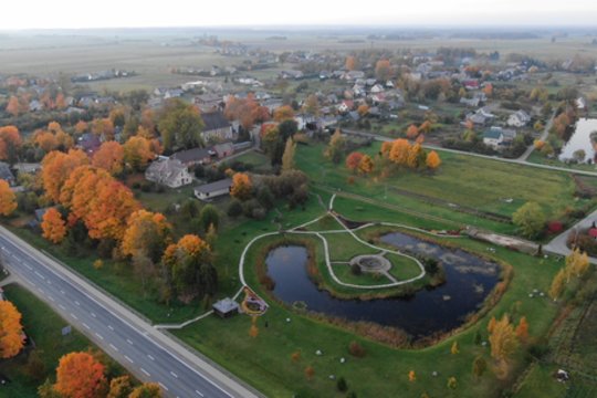 Iš užmirštos pelkės – į miestelio pasididžiavimą: parkas Šatrijos Raganai