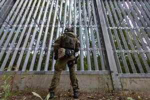 „Laužiasi pačiu brutaliausiu būdu“: migrantai Lenkijoje imasi naujų veiksmų, Lietuvos tarnybos ruošiasi viskam