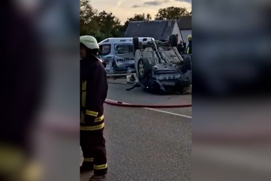 Nesėkmingas bandymas sprukti: Ignalinos rajone užfiksuotas ant stogo apvirtęs „Volvo“