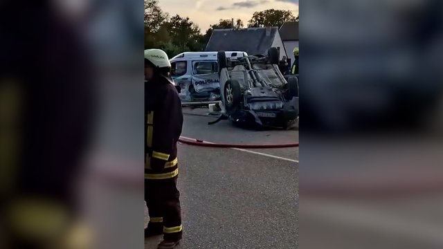 Nesėkmingas bandymas sprukti: Ignalinos rajone užfiksuotas ant stogo apvirtęs „Volvo“