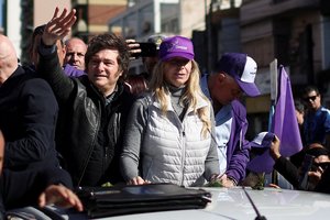 Argentinos prezidentas J. Milei per rinkimų kampanijos mitingą apmėtytas akmenimis