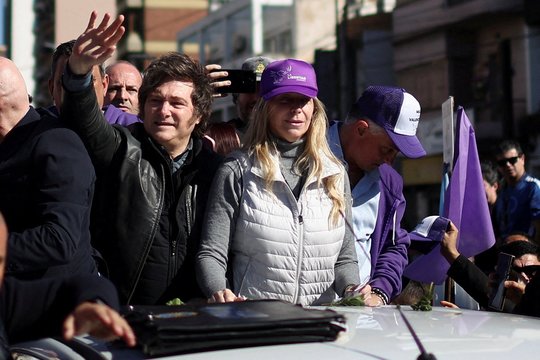 Argentinos prezidentas J. Milei per rinkimų kampanijos mitingą apmėtytas akmenimis