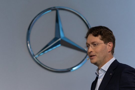 „Mercedes-Benz“ vadovas ragina politikus atsikvošėti: Europa rizikuoja visu greičiu lėkti tiesiai į sieną
