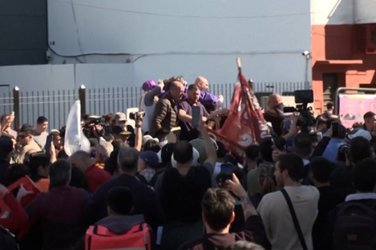 Per rinkimų kampanijos mitingą – smurto protrūkis: Argentinos prezidentas apmėtytas akmenimis