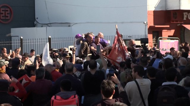 Per rinkimų kampanijos mitingą – smurto protrūkis: Argentinos prezidentas apmėtytas akmenimis