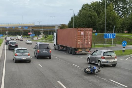 Klaipėdoje susdūrė automobilis ir motociklas – sužalojimų išvengta