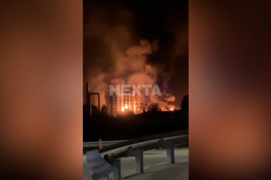 Skaudus smūgis Rusijai: pataikyta į du naftos infrastruktūros objektus