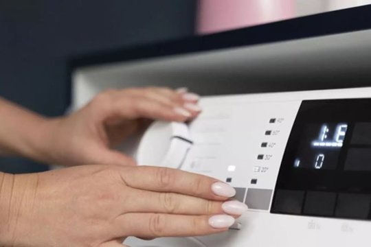 Paspauskite šiuos du mygtukus – ir skalbimo mašina pati išsivalys nuo nešvarumų ir kalkių 