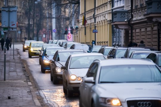 Vilniuje pasipylė avarijos – skelbia apie apsunkintą eismą šiose gatvėse
