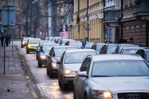 Vilniuje pasipylė avarijos – skelbia apie apsunkintą eismą šiose gatvėse