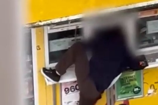 Šešiolikmetė mergina prigavo kioską bandžiusį apvogti vyrą: viską užfiksavo vaizdo įraše 