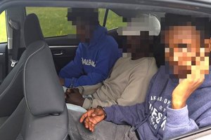 Neteisėta dviejų nepaliečių kelionė į Vakarus nutrūko prie Kučiūnų parduotuvės