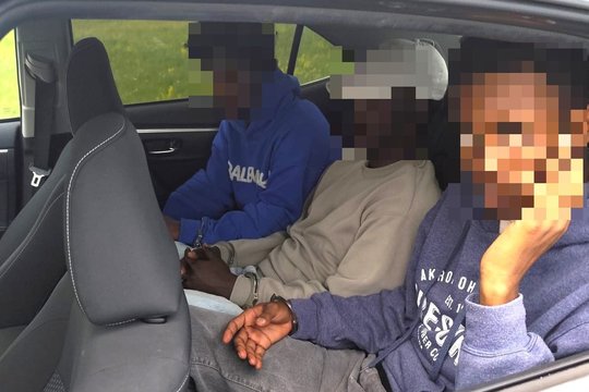 Neteisėta dviejų nepaliečių kelionė į Vakarus nutrūko prie Kučiūnų parduotuvės