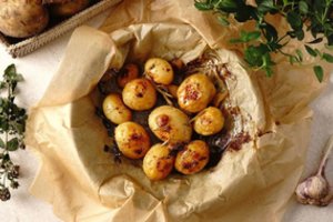 Vokeliuose keptos šviežios bulvytės:  taps pažiba prie visų patiekalų ir pakels juos į kitą lygį