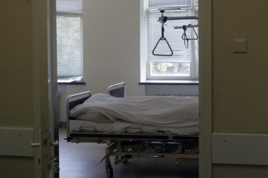 Telšių rajone pro buto langą iškritusi moteris mirė ligoninėje