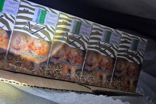 Į Kaliningrado sritį važiavusiuose vilkikuose – nelegalūs rūkalai: kontrabandą maskavo agurkų kroviniu