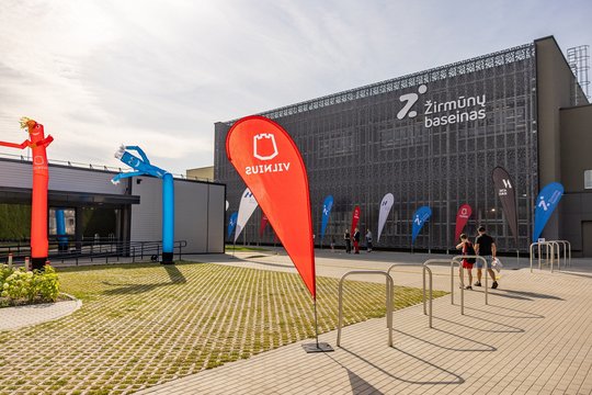 Dar vienas baseinas vilniečiams: Žirmūnuose atidaryta moderni erdvė plaukimui ir sportui