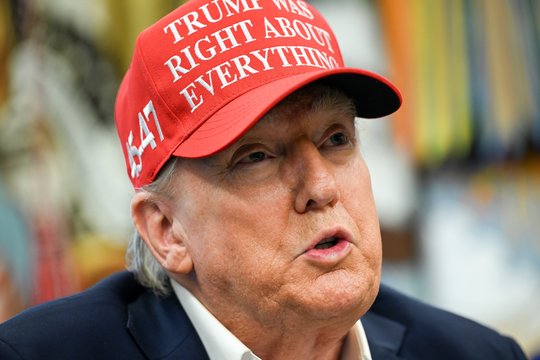 D. Trumpas atšaukė slaptosios tarnybos apsaugą buvusiai JAV viceprezidentei K. Harris