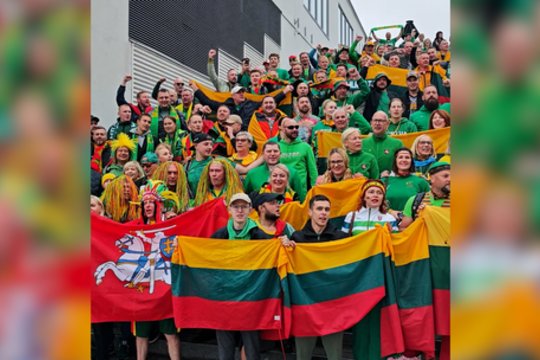 Pliaupiantis lietus lietuviams nebaisus: Tamperėje – įspūdinga sirgalių eisena