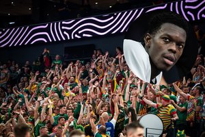 Lietuvos sirgalius Tamperėje sukėlė rasizmo skandalą: iš arenos išmestas D. Schroederį engęs lietuvis