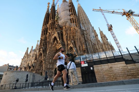 Aktyvistai dėl Ispanijoje siautusių gaisrų dažais apipylė Barselonos Šv. Šeimos bažnyčią