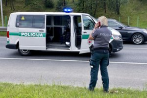Kaune girtas dviratininkas puolė mušti policininkę
