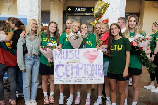 B diviziono čempionėmis tapusių U16 Lietuvos merginų rinktinės sutiktuvės oro uoste