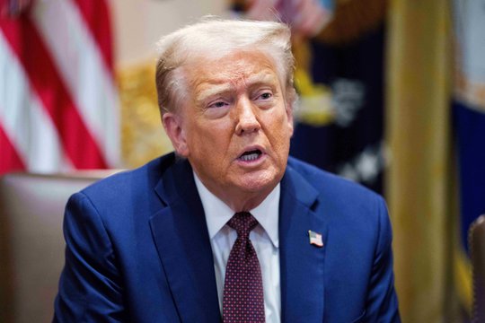 Ilinojaus gubernatorius D. Trumpo siunčiamus karius į JAV miestus vadina „invazija“