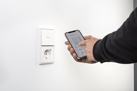 Protingų sistemų privalumus atranda vis daugiau žmonių su negalia: kaip jos palengvina namų kasdienybę?