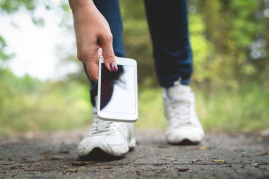 Sukčiai pelnosi iš jūsų nelaimės – ko nedaryti, jei praradote telefoną