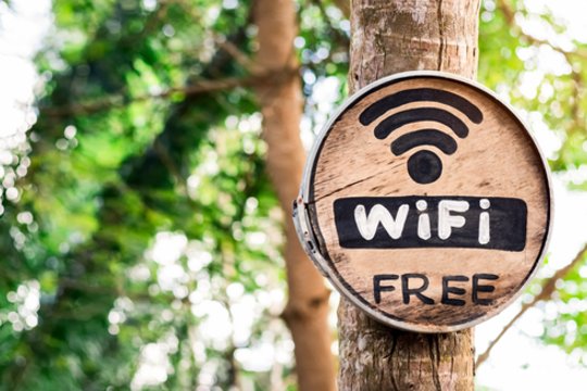 Viešas „Wi-Fi“ – patogumas ar spąstai? Prasidedant mokslo metams ekspertas įspėja studentus