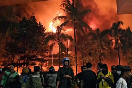 Masiniai protestai pasiekė ir lietuvių pamėgtą salą: nerimaujama dėl smurto protrūkių