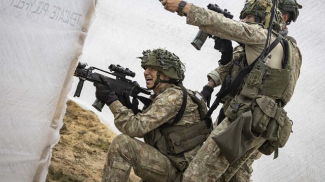 Atsakė, kodėl turimus „Spartan“ keičia braziliškais orlaiviais: neigia grėsmę dėl sąsajų su Rusija