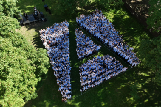 Medicinos pirmakursiai sustojo į simbolinę „A“ raidę: prasidėjo pilietinė akcija „Gyvoji Lietuvos ABC“