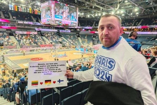 Lietuvio atsiprašymo plakatą pamatęs D. Schroederis buvo nustebęs, tačiau norėjo ne to