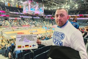 Lietuvio atsiprašymo plakatą pamatęs D. Schroederis buvo nustebęs, tačiau norėjo ne to