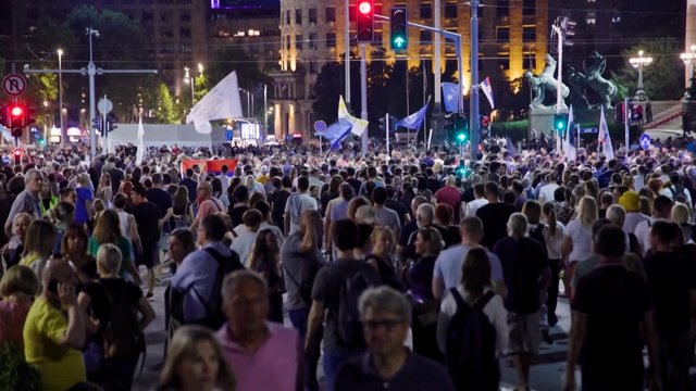 Tūkstančiai serbų vėl išėjo į gatves: reikalauja skubių rinkimų ir A. Vučičiaus nuvertimo