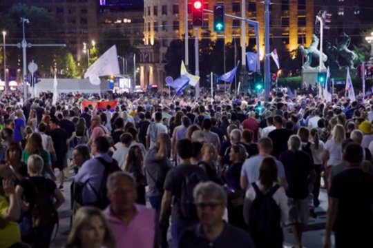 Tūkstančiai serbų vėl išėjo į gatves: reikalauja skubių rinkimų ir A. Vučičiaus nuvertimo